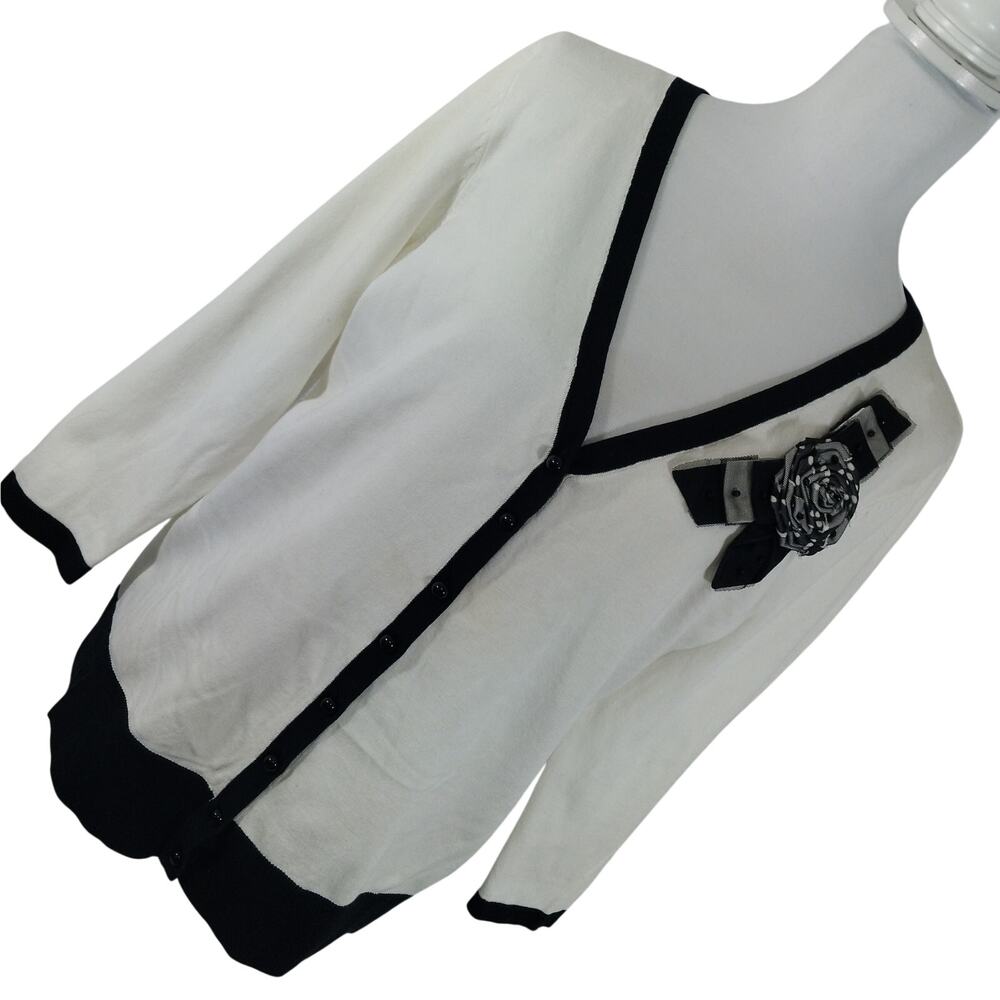 PETER NYGARD! PRISTINE, PURE WHITE W/BLACK TRIM, FLOWER DETAIL CARDI SWEATER! M